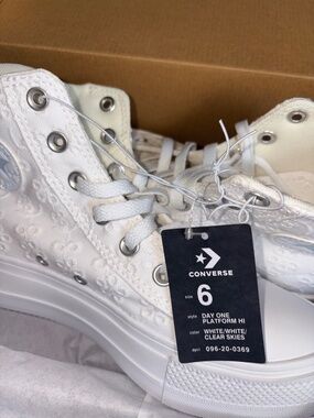 NWT Women’s converse platform high tops